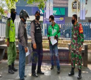 Sinergitas Babinsa dan Bhabinkamtibmas Dalam Operasi Masker Cegah Penyebaran Covid-19