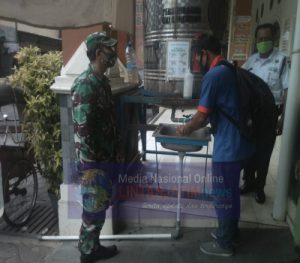 Penerapan AKB, Serda Eko Berikan Pemahaman Kepada Pedagang Dan Pembeli di Pasar Sangkrah