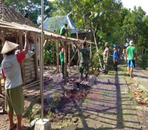 Babinsa Dan Warga Pugar Rumah Anak Yatim Piatu