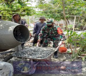 Babinsa Bantu Betonisasi Di Tengah Pandemi