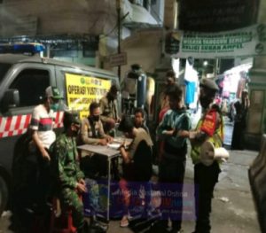 Oprasi Rutin Yustisi Gabungan Koramil & Satpol PP, Polsek Semampir di Jalan Nyamplungan