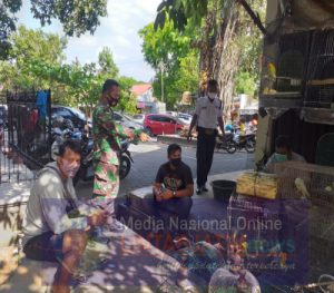 Tertipkan Protokol Kesehatan Covid-19 Babinsa Manahan Cek  Kegiatan AKB di Pasar Burung