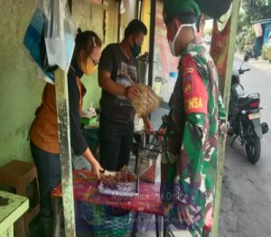 Kawal AKB, Serda Eko Berikan Pemahaman Kepada pedagang Sate dan Gule Diwilayahnya