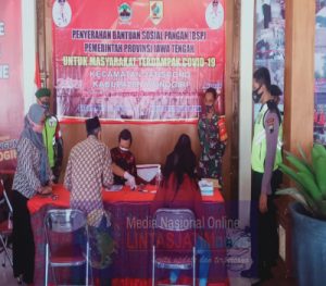 Anggota Koramil 14/Jatisrono Dampingi Distribusi BSP Kepada 765 KPM