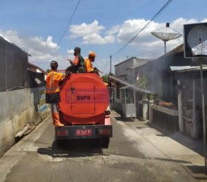 Koramil 03/Ngadirojo Bersama PMI Dan BPBD Semprot Disinfektan Guna Putus Penyebaran Covid-19