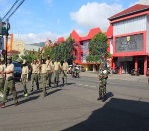 Anggota Provost Kodim 0728/Wonogiri Amankan Jalur Jalan Sehat