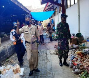 Tingkatkan Kedisiplinan Pengunjung Pasar, TNI Terus Beri Himbauan Penggunaan Masker