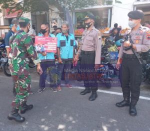 Ini Yang Dilakukan Serda Budiono Dalam Mengawal AKB Penanganan Covid-19 Diwilayahnya