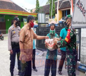 Babinsa Kembang Dampingi Penyaluran BSP Desa Binaan