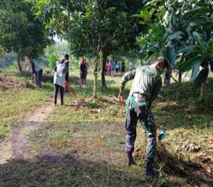 Peduli Lingkungan, Serka Eko Santoso Ajak Warganya Karya Bhakti Bersihkan Sungai