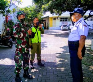 Kawal AKB, Serda Agus Santoso Bersama Linmas Melaksanakan Patroli Wilayah Binaan