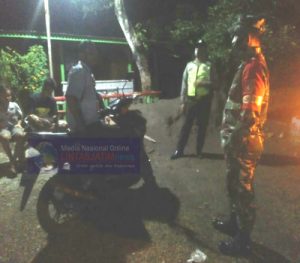 Koramil 04/Nguntoronadi Bersama Polsek Patroli Malam, Himbau Warga Terapkan Protokol Kesehatan