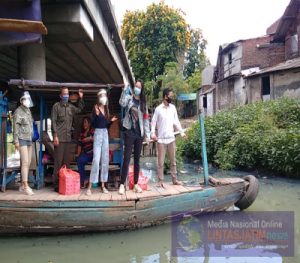 Putri Indonesia 2014 Bagikan Ratusan Masker dan Paket Makanan Di Bawah Kolong Jembatan