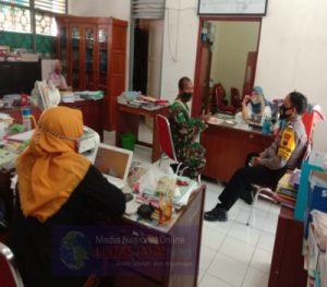 Sinergitasnya Babinsa dan Bhabinkamtibmas Dalam Komsos di Wilayah Binaannya