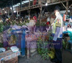 Himbauan Untuk Selalu Pakai Masker Ke Pedagang Pasar Buah Pegirian