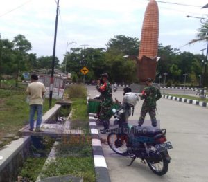 TNI Himbau Warga Yang Berada Di Sekitar Tugu Jagung Tertinggi Di Indonesia