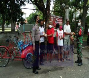 Danramil 03/Serengan Bhabinkamtibmas dan Linmas bagikan 100 Nasi Kotak Kepada Warga