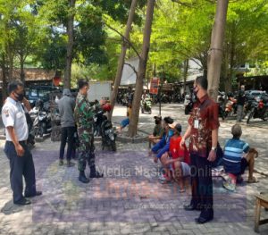 Tertipkan Protkes Serka Saring Laksanakan Kegiatan AKB penanganan Covid-19 di Pasar Burung