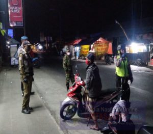 PATROLI MALAM, TNI POLRI JUGA EDUKASI  PROTOKOL KESEHATAN