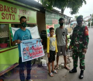 Penerapan AKB, Serda Eko Berikan Pemahaman Kepada Pedagang Dan Pembeli di Tempat Kuliner Sangkrah