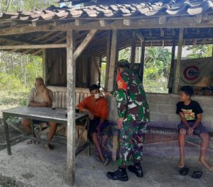 Dengan Komsos, Babinsa Himbau Warga Terapkan Protokol Kesehatan