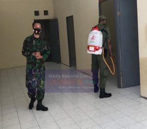 Cegah Covid-19, Serda Budiono Terus Lakukan Penyemprotan Disinfektan Di Wilayah Binaanya