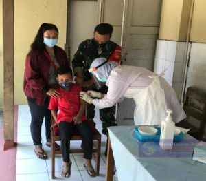 Massa Pandemi Covid-19,Serda Budiono Dampingi Pemberian Imunisasi Mr/Campak Pada Anak -Anak SD