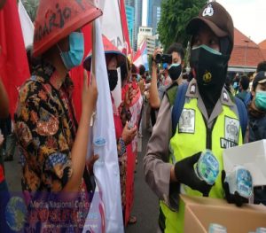 Unjuk Rasa Undang Undang Omnibus Law, Polisi Bagi Bagi Masker Pada Buruh