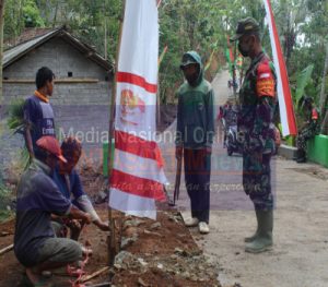 Meriahkan Penutupan TMMD, Anggota Koramil 11/Manyaran Beserta Warga Pasang Umbul-Umbul