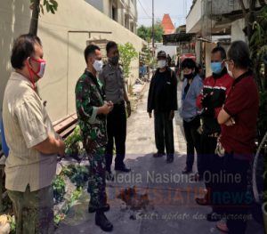 Sinergitas Babinsa dan Bhabinkamtibmas Kelurahan Kepatihan Wetan Beri Himbuan Kepada Warga