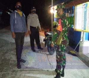 Patroli Malam, Anggota Koramil dan Polsek Puhpelem Berikan Sosialisasi Protokol Kesehatan