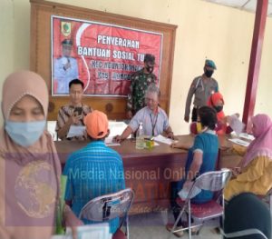 Dampingi Penyaluran BST, Anggota Koramil 04/Nguntoronadi Pastikan Sesuai Protokol Kesehatan