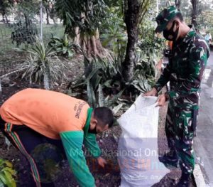 Antisipasi Bencana Ganda Babinsa Bersama Warga Bersihkan Lingkungan