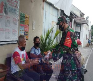 Tak Kenal Lelah Untuk Mewujudkan Solo Tangguh, Serma Widiyanto Bagikan Masker Gratis Kepada Warga Binaannya