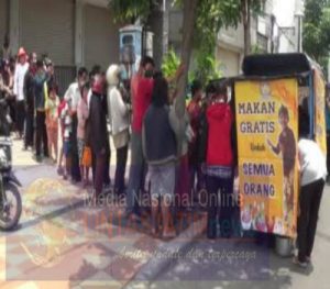 Pria Viral Yang Bagikan Makan Gratis Itu Bernama Pak Yoni