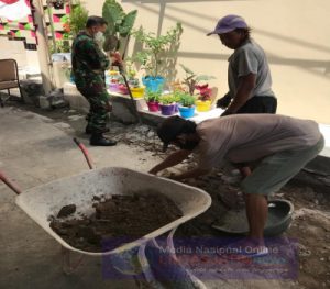 Cegah Terjadinya Banjir, Serda Budiono Ajak Warga Kerja Bhakti Bersihkan Lingkungan