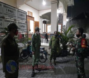 Ciptakan kondusifitas di Masyarakat Sertu Munawar Laksanakan Patroli Malam Hari