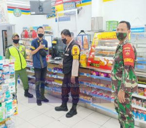 Komsos Babinsa Kelurahan Sondakan Menyasar Toserba Indomaret