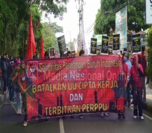 Demo Mahasiswa dan Buruh Tolak UU Cipta Kerja di Kota Malang Berakhir Ricuh