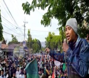 Ribuan massa dari Organisasi NU dan para Santri Ikut Menggeruduk Polres Pamekasan