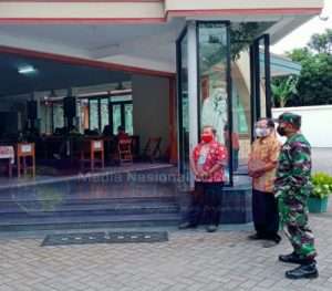 Beri rasa Nyaman dan Aman, Sertu Jhony Laksanakan Pemantauan dan Pengamanan Warganya Yang Sedang Beribadat di Gereja