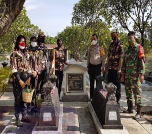 Peringati Hari Pahlawan, TNI POLRI Dan FKPPI Wilayah Surakarta Laksanakan Kegiatan Tabur Bunga Di Pemakaman Veteran Pejuang 45