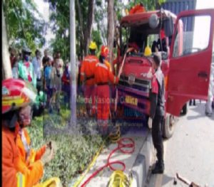 Akibat Sopir Ngantuk, Truck Tabrak Pohon