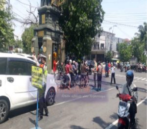 Pembagian Masker Gratis Oleh Mahasiswa Unair dan Polsek Semampir