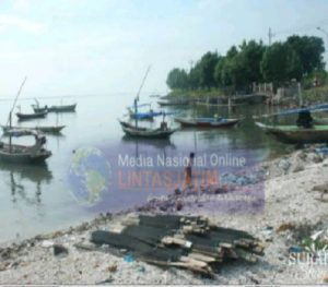 Angin di Disertai Ombak Besar Terjang Pantai Kenjeran