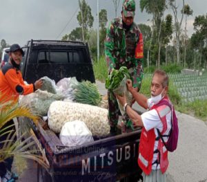 Babinsa Turut Membantu Penyiapan Logistik