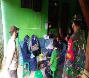 TNI POLRI Kawal Petugas Medis Tracking Warga Banaran