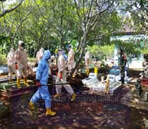 Babinsa Himbau Warga Tak Dekati Pemakaman
