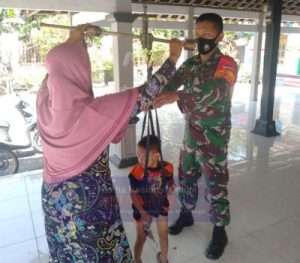 Babinsa Bantu Posyandu Wujudkan Balita Sehat