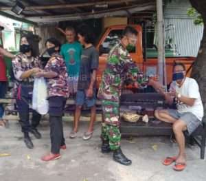 Kompak..!! TNI Polri Dan FKPPI Bersinergi Bagikan Nasi bungkus Kepada Masyarakat Terdampak Covid -19